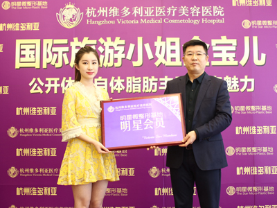 刘院长表示,现在女性对自身的要求越来越高,来维多利亚咨询各类丰胸项目的人越来越多,他亲眼见证了近几年丰胸项目的发展,从开始想做不敢言,到现在,手术丰胸已经进入整形项目的前五位热门项目之一。希望丰胸的女性群体也比我们想象中更广泛,年轻未婚女性、产后妈妈、年长女性,对丰胸都有不同的诉求,也正是求美者的类型广泛,使丰胸这一项目能不断发展,无论是假体丰胸还是自体脂肪丰胸,都能做到个人专属定制,根据一个人的身材比例、体型气质来综合打造,做到一人一术。